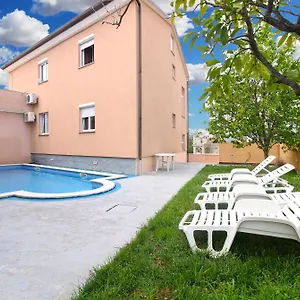 Edin 1359 Apartment